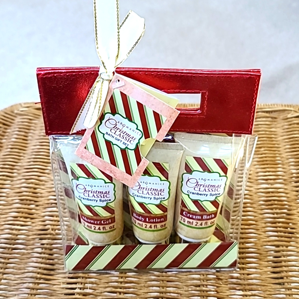 NWT Aromanice Christmas Classic  Bath Gift Set Cranverry Spice
